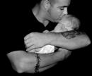 Татуиран татко с бебе