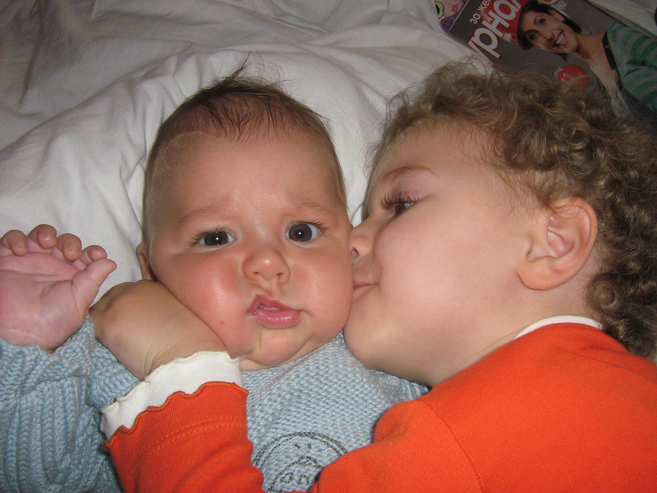 Моите деца се целуват