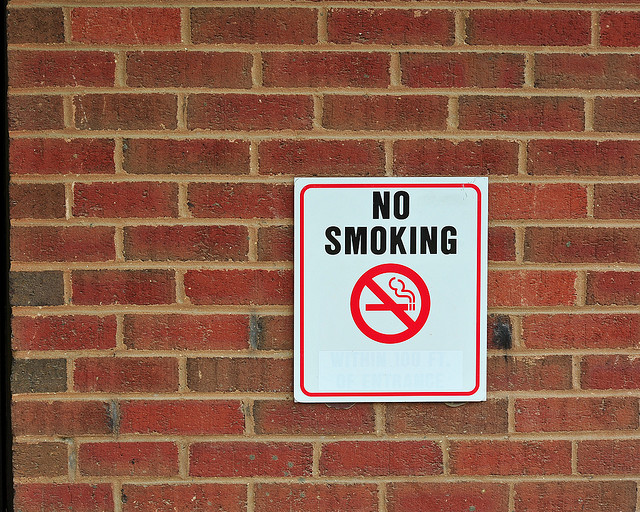 Табела No smoking върху стена