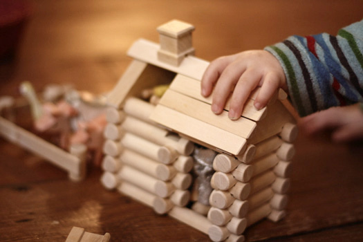 Дете сглобява дървена къщичка