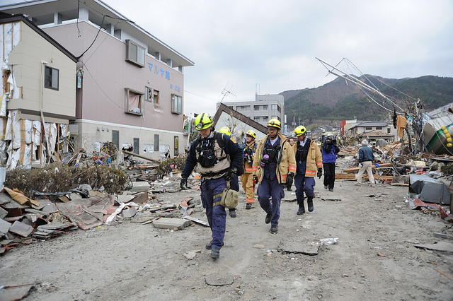 Спасителен отряд след земетресение
