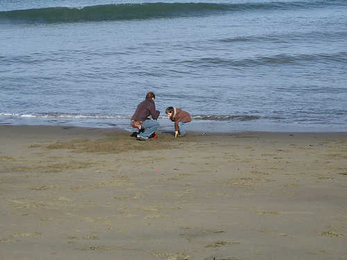 Майка и дете на брега на морето