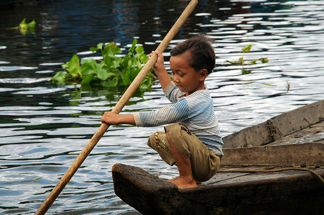 Дете си играе в река