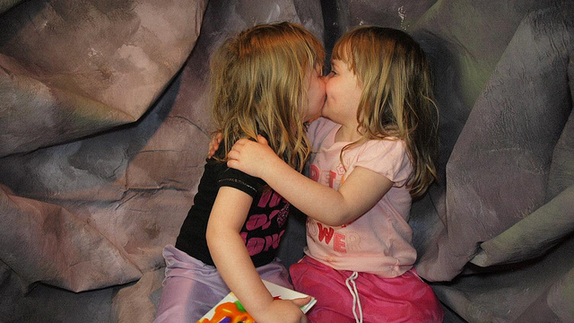 Целувка между две сестри