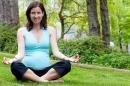 Бременна практикува йога