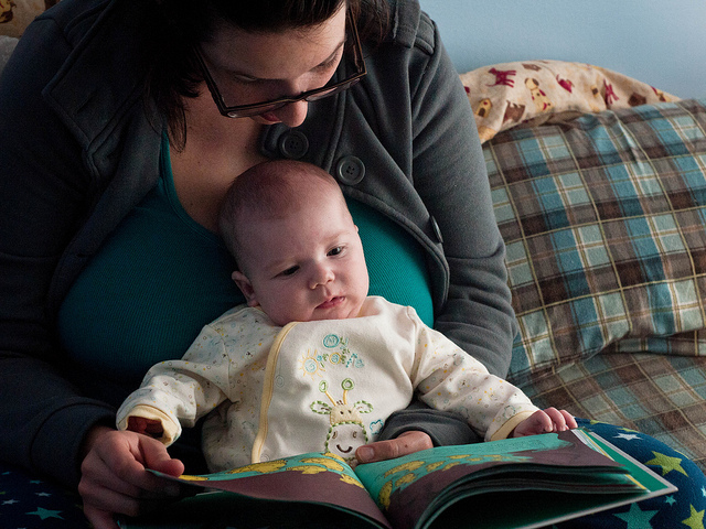 Мама и бебе четат детска книжка