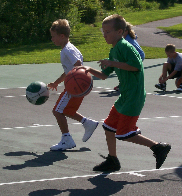 Деца, играещи баскетбол