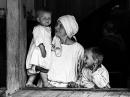 Черно-бяла снимка на майка с две деца